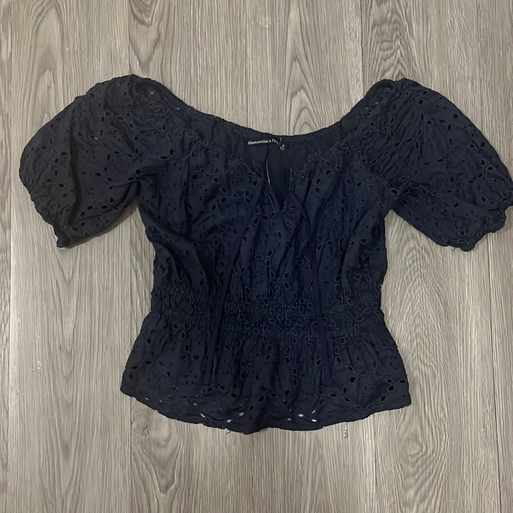 Abercrombie & Fitch Eyelet Puff Sleeve Top